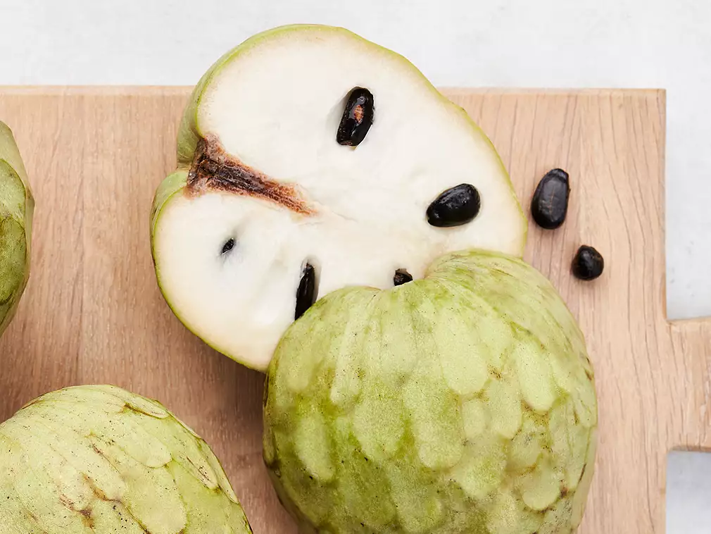 Τσερεμόγια: Ένζυμα και βιταμίνη C